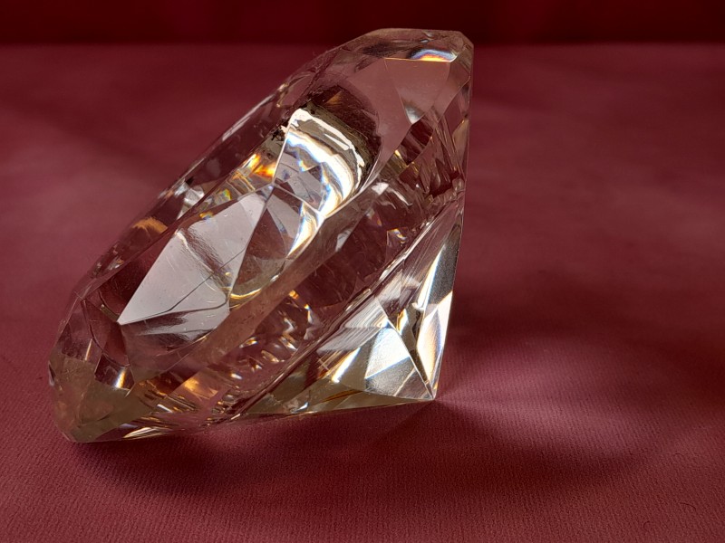 Lot van in diamantvorm geslepen glazen decoratie stenen